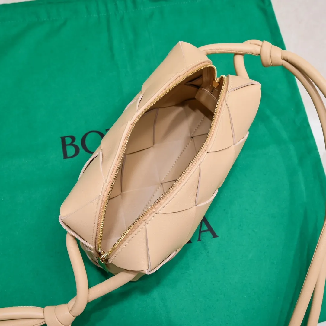 Batch 1360 #BV New Cassette camera bag📷Classic sheepskin woven material, matte texture, soft and delicate, high-end fashionable and unobtrusive. Clever handwork makes its structure very three-dimensional, so it also brings a large capacity, the bag body is very simple and attractive, giving everyone a fashionable and interesting visual experience. Zipper opening and closing, practical, lightweight when carried on the body, and the upper body has an American feel and is a bit playful and cute [Hey ha] Size: 22x14x10, Model: 6600#